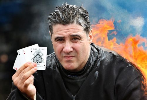 英国魔术师“烈火焚身”玩纸牌