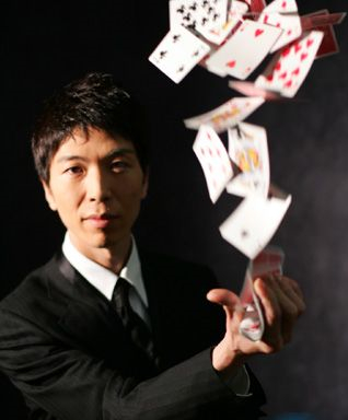 日本魔术师Tomohiro Maeda前田知洋