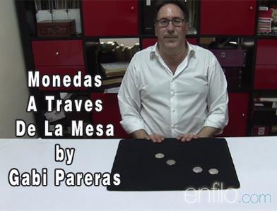 2015 硬币通过表 Monedas A Traves De La Mesa by Gabi Pareras