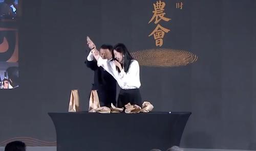 【视频】商界春晚道农会马云表演“危险魔术”